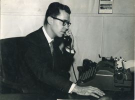 Álvaro de Moya em sua mesa na TV Excelsior